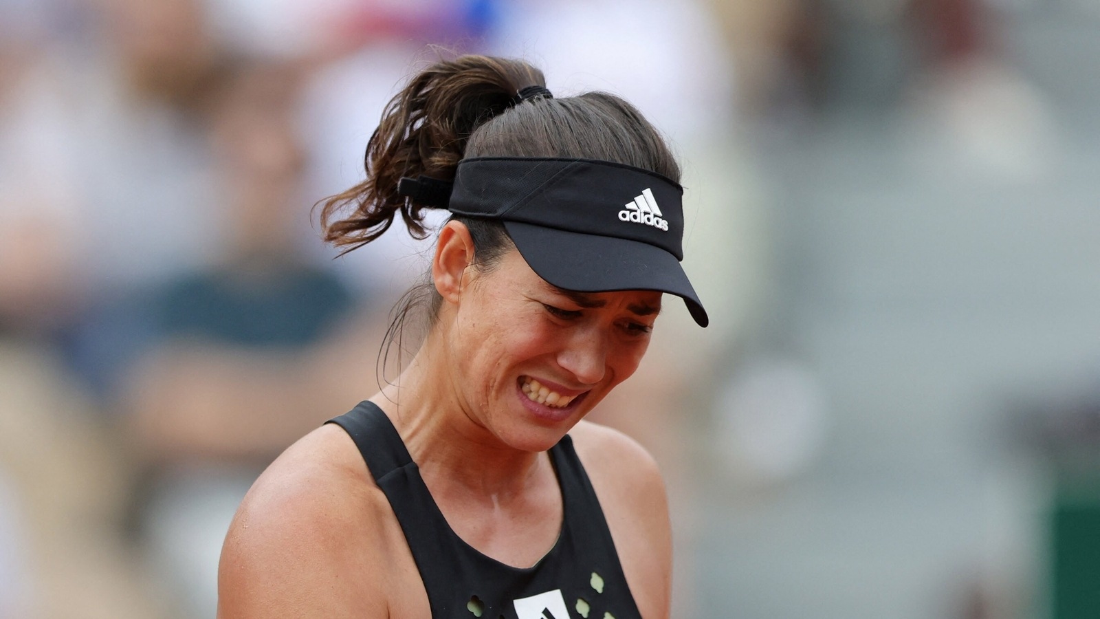 Garbine Muguruza’s freefall continues with French Open first-round loss
