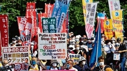 Manifestantes marcham contra as negociações entre os EUA, o Japão e outros líderes do Quad em Tóquio, Japão.  REUTERS