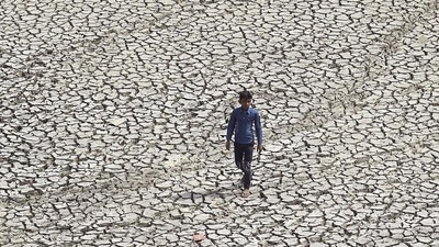 A dried up Yamuna riverbed near ITO Bridge (Raj K Raj/HT) A dried up Yamuna riverbed near ITO Bridge (Raj K Raj/HT)