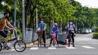 Residents go for a bike ride as people are allowed to leave their compound for a few hours during a relaxation of restrictions during a Covid-19 lockdown in Pudong district of Shanghai on May 22, 2022. (Photo by LIU JIN / AFP) Residents go for a bike ride as people are allowed to leave their compound for a few hours during a relaxation of restrictions during a Covid-19 lockdown in Pudong district of Shanghai on May 22, 2022. (Photo by LIU JIN / AFP)