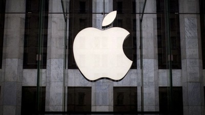 An Apple logo hangs above the entrance to a store on 5th Avenue in the Manhattan borough of New York City, July 21, 2015. REUTERS/Mike Segar (REUTERS)