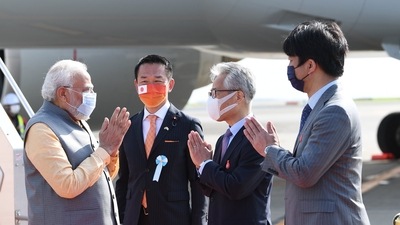 PM Modi is recived by the Japanese delgation at the airport in Tokyo. (Image courtesy: Twitter.com/narendramodi) PM Modi is recived by the Japanese delgation at the airport in Tokyo. (Image courtesy: Twitter.com/narendramodi)