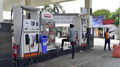Maharashtra government has announced to reduced VAT on petrol and diesel. (HT Photo) Maharashtra government has announced to reduced VAT on petrol and diesel. (HT Photo)