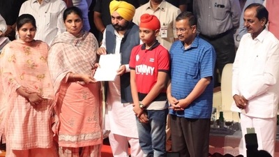 Punjab CM Bhagwant Mann, Delhi CM Arvind Kejriwal and Telangana chief minister K Chandrashekar Rao with a family of a martyr of the Galwan Valley conflict in Chandigarh on Sunday. (Keshav Singh/HT photo)