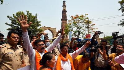Members of right-wing organisations recite Hanuman Chalisa outside the Qutub Minar demanding that the monument be renamed as ‘Vishnu Stambh’ in New Delhi earlier this month. (HT PHOTO.)
