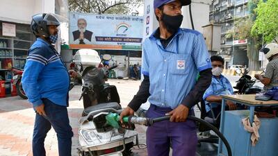 The VAT on petrol in Delhi (including VAT on dealers’ commission) on Sunday came down to  ₹15.71 a litre from  ₹17.13 before the tax cut, Indian Oil Corporation data showed. (HT PHOTO)