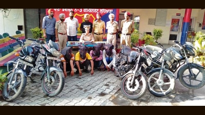 The accused and the items seized from them in Ludhiana police custody on Sunday. (HT Photo)