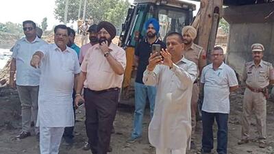 MLA Madan Lal Bagga from Ludhiana North with MC officials inspecting the work at Buddha Nullah in Ludhiana. (HT PHOTO)