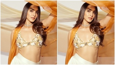 In the end, Kiara chose centre-parted open tresses styled with soft waves, nude lip shade, mascara on the lashes, on-fleek eyebrows, subtle eye shadow, glowing skin, blushed cheeks and beaming highlighter to complete the makeup picks. (Instagram) In the end, Kiara chose centre-parted open tresses styled with soft waves, nude lip shade, mascara on the lashes, on-fleek eyebrows, subtle eye shadow, glowing skin, blushed cheeks and beaming highlighter to complete the makeup picks. (Instagram)