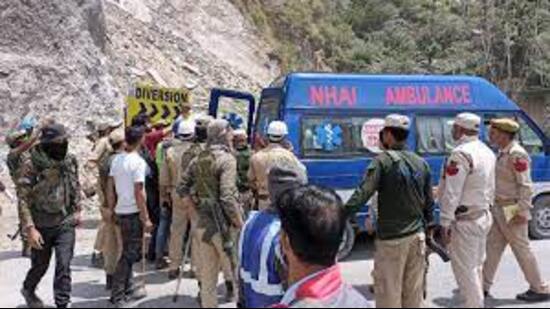 Two local labourers, who were among the 10 killed after a landslide hit an under-construction tunnel here, were laid to rest in their native Ramban district in Jammu and Kashmir, while the mortal remains of eight others were dispatched to their hometowns outside the union territory (HT PHOTO)