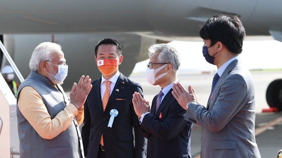 PM Modi is recived by the Japanese delgation at the airport in Tokyo. (Image courtesy: Twitter.com/narendramodi)