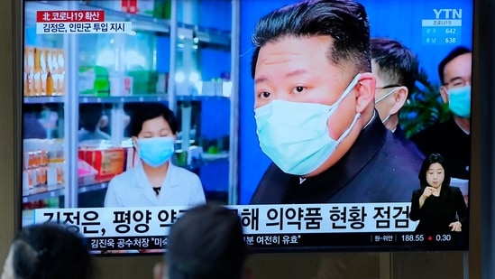 ARQUIVO - Pessoas assistem a uma tela de TV mostrando um programa de notícias com uma imagem do líder norte-coreano Kim Jong Un, em uma estação de trem em Seul, Coreia do Sul, em 16 de maio de 2022. A propaganda norte-coreana descreve um esforço total para combater um suspeita de surto de COVID-19 que adoeceu quase 2 milhões de pessoas.  Mas os desertores dizem que o medo é palpável entre os cidadãos norte-coreanos que não têm acesso a cuidados hospitalares e lutam para pagar até medicamentos básicos. (AP)