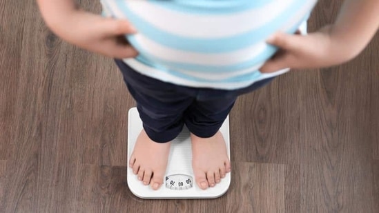 2. Najlepší spôsob liečby obezity je považovať ju za chorobu.  Ako pri každej chorobe by sme mali liečiť chorobu podľa jej stupňa.  Každý stupeň obezity je sám o sebe iným ochorením a každý stupeň má inú liečbu.  Pre BMI <25, čo sa považuje za normálnu hmotnosť, odporúčame vyváženú diétu pod dohľadom na udržanie hmotnosti alebo zníženie hmotnosti o 3-5 kg.  Toto je hmotnosť, ktorá sa dá znížiť samotnou diétou a dá sa tiež udržať. (Shutterstock)