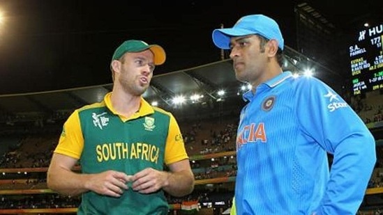 Former South Africa player AB de Villiers with MS Dhoni(Getty Images/File)