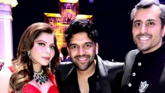 Kanika Kapoor and Gautam Hathiramani posed with Guru Randhawa, at their reception.