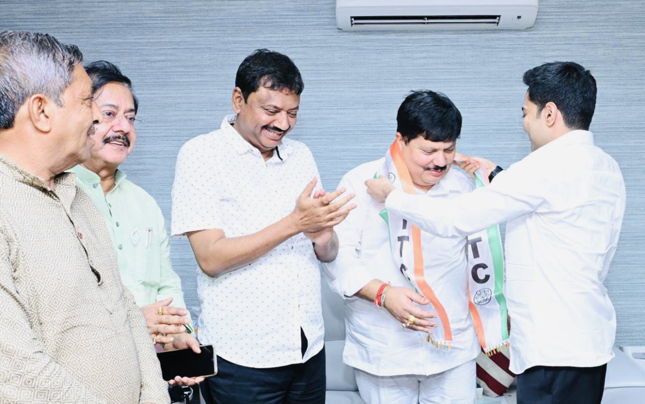 BJP MP Arjun Singh joins the TMC in the presence of party's general secretary Abhishek Banerjee in Kolkata. (Twitter@abhishekaitc)