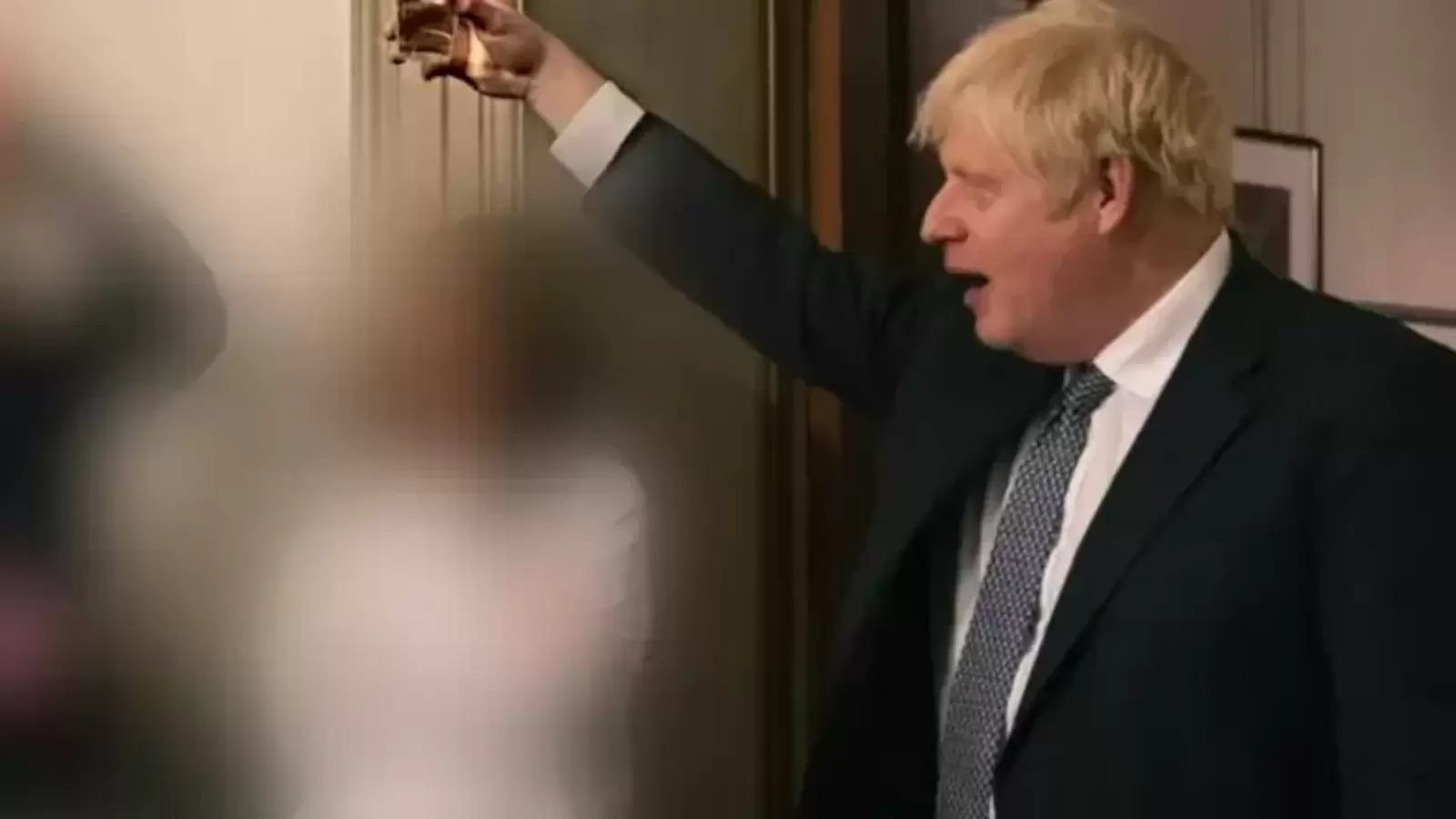 Boris Johnson pictured drinking at party during UK lockdown | World News - Hindustan Times
