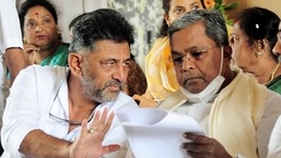 File photo of Karnataka Congress president DK Shivakumar interacting with Leader of Opposition in the Assembly Siddaramaiah during a press meet.