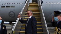 O primeiro-ministro australiano Anthony Albanese embarca no avião para o Japão para participar da reunião de líderes do QUAD em Tóquio, em Canberra, em  23 de maio de 2022. AAP 