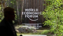 다가오는 2022년 세계경제포럼(WEF)의 로고가 2022년 5월 21일 스위스 다보스의 알파인 리조트 컨벤션 센터의 창문에 그려져 있습니다. & nbsp;