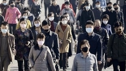 FOTO DE ARQUIVO: Pessoas usando máscaras protetoras se deslocam em meio a preocupações com a nova doença de coronavírus (COVID-19) em Pyongyang, Coréia do Norte.
