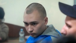 O sargento do exército russo Vadim Shishimarin, 21, é visto atrás de um vidro durante uma audiência em Kiev, na Ucrânia.  (AP)