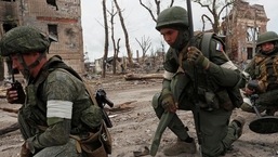 Militares russos trabalham na desminagem do território da siderúrgica Azovstal durante o conflito Ucrânia-Rússia na cidade portuária de Mariupol, no sul, em 22 de maio de 2022. 