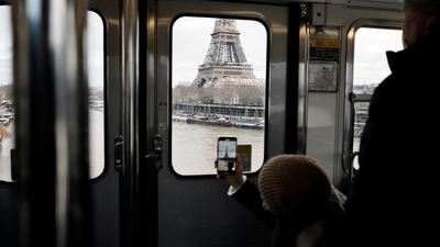 Paris tourism rebounds as Europeans, Americans return post drop in mask wearing (Thibault Camus/ASSOCIATED PRESS/picture alliance) Paris tourism rebounds as Europeans, Americans return post drop in mask wearing (Thibault Camus/ASSOCIATED PRESS/picture alliance)