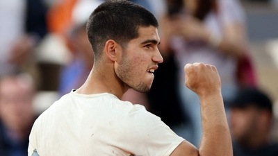 Spain's Carlos Alcaraz Garfia celebrates after winning his first round match against Argentina's Juan Ignacio Londero (REUTERS)