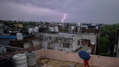 Heavy rains along with gusty winds changed the weather in Delhi on Monday. (Ht Photo/S0anchit Khanna)