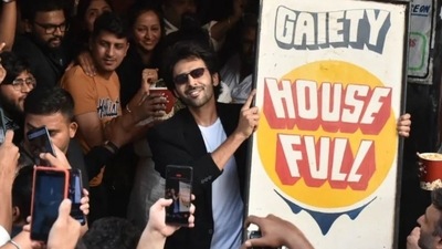 Kartik Aaryan poses with the housefull board for his film, Bhool Bhulaiyaa 2. Kartik Aaryan poses with the housefull board for his film, Bhool Bhulaiyaa 2.