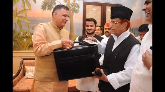 Azam Khan and his son, Abdullah, with speaker Satish Mahana in Lucknow on Monday (HT Photo) Azam Khan and his son, Abdullah, with speaker Satish Mahana in Lucknow on Monday (HT Photo)