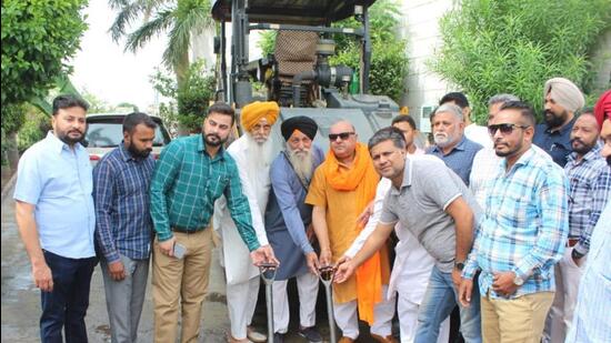 MLA Gurpreet Bassi Gogi inaugurating construction of roads in Punjab Mata Nagar area in Ludhiana. (Harvinder Singh/HT)