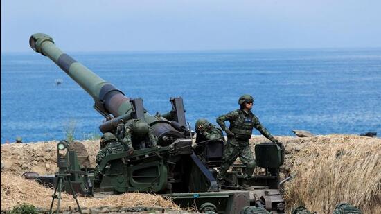 Soldiers of an artillery unit take part in the live fire Han Kuang military exercise, which simulates China’s People's Liberation Army (PLA) invading the island, in Pingtung, Taiwan. (REUTERS/FILE) Soldiers of an artillery unit take part in the live fire Han Kuang military exercise, which simulates China’s People's Liberation Army (PLA) invading the island, in Pingtung, Taiwan. (REUTERS/FILE)