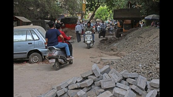 Commuters face traffic chaos, risk lives while riding at Sadashiv peth near Nagnath paar due to pipeline work. (Ravindra Joshi/HT PHOTO)