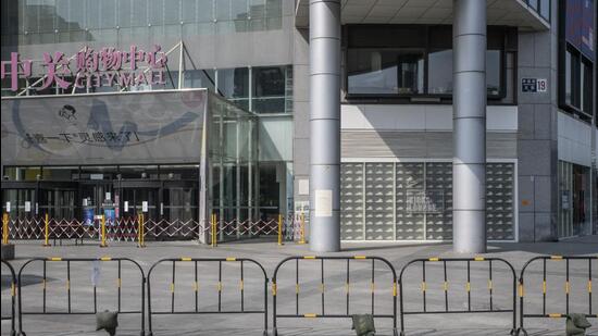 Barriers surround a closed shopping mall in Beijing China, on Monday, May 23, 2022. Beijing reported a record number of Covid cases during its current outbreak, reviving concern the capital may face a lockdown as authorities seek to stamp out community spread of the virus. (Bloomberg) Barriers surround a closed shopping mall in Beijing China, on Monday, May 23, 2022. Beijing reported a record number of Covid cases during its current outbreak, reviving concern the capital may face a lockdown as authorities seek to stamp out community spread of the virus. (Bloomberg)