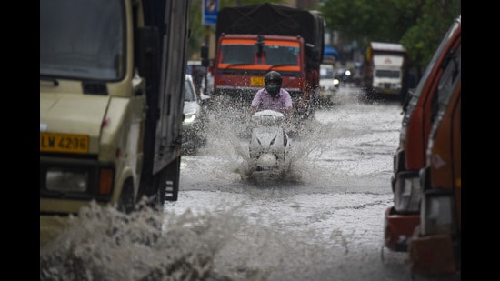 Mild to heavy rains lashed parts of Jammu and Kashmir on Monday coupled with gusty winds and thunderstorms. Weather officials said Kashmir valley witnessed light to moderate rain with thunderstorms and gusty winds. (HT File Photo)