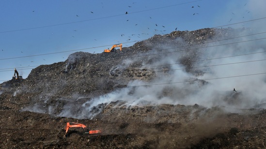Ghazipur landfill (Ajay Aggarwal /HT PHOTO)