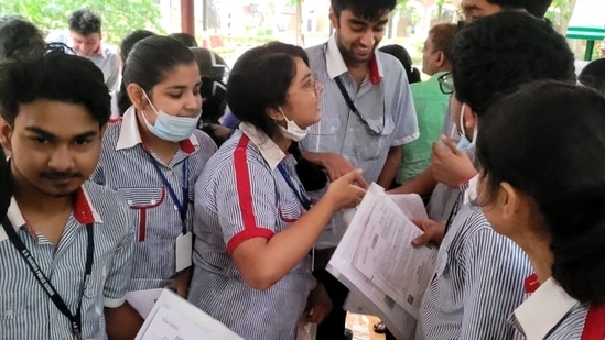 CBSE Class 12 accountancy exam 2022 analysis: The students of class 12th who attempted their Accountancy exam on Monday found the paper to be fairly easy.(HT Photo) CBSE Class 12 accountancy exam 2022 analysis: The students of class 12th who attempted their Accountancy exam on Monday found the paper to be fairly easy.(HT Photo)