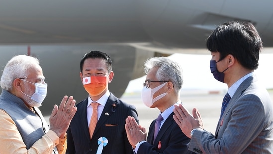 PM Modi is received by the Japanese delegation at the airport in Tokyo. (Image courtesy: Twitter.com/narendramodi)
