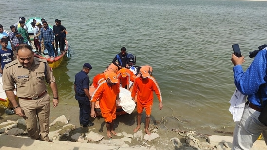 NDRF team brings out body from Ganga river near Prabhu Ghat in Varanasi, Uttar Pradesh.(HT)