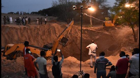 Rescue operations going on at the site where two farmers got trapped in a 40-foot-deep tubewell pit in Hisar on Sunday. (HT Photo)