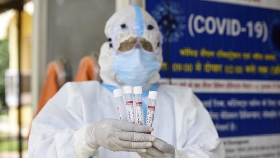 A health worker shows the collected swab sample for Reverse transcription-polymerase chain reaction (RT-PCR) for coronavirus test.(Parveen Kumar/HT File Photo) A health worker shows the collected swab sample for Reverse transcription-polymerase chain reaction (RT-PCR) for coronavirus test.(Parveen Kumar/HT File Photo)