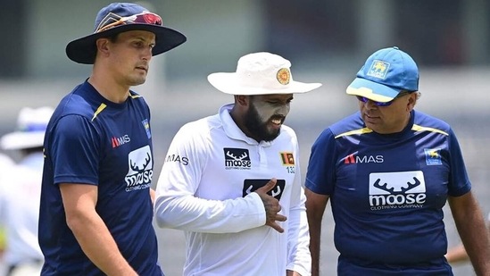 Kusal Mendis walks off the ground with the team physios.&nbsp;(Getty)
