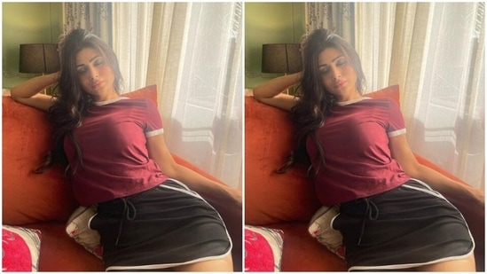 Mouni opted for a minimal makeup look. In nude eyeshadow, black eyeliner, black kohl, mascara-laden eyelashes, drawn eyebrows, contoured cheeks and a shade of nude lipstick, she looked super stunning.(Instagram/@imouniroy)