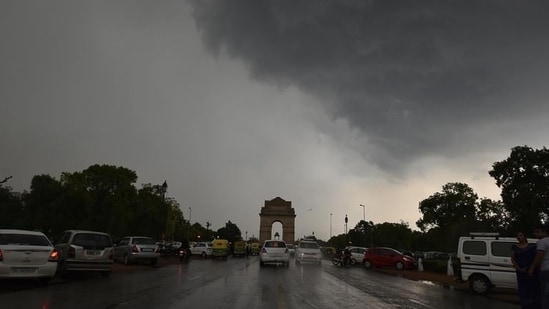 Delhi rains bring temperatures down. Raj K Raj/HT PHOTO)