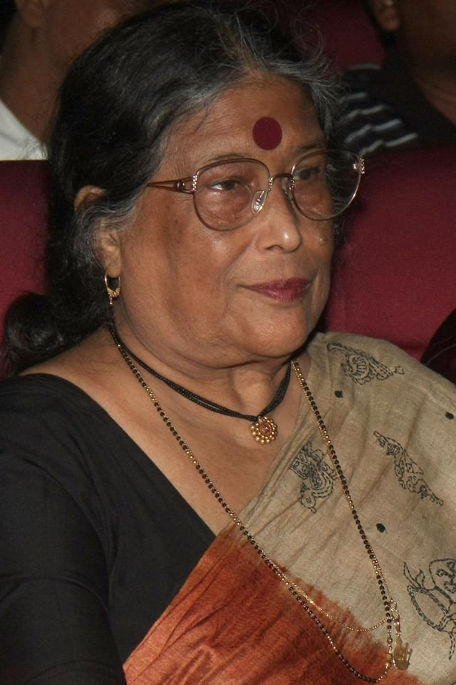 Nabaneeta Dev Sen at a prize distribution event at Science City auditorium in Kolkata, West Bengal on June 19, 2011. (Samir Jana/HT Archive)