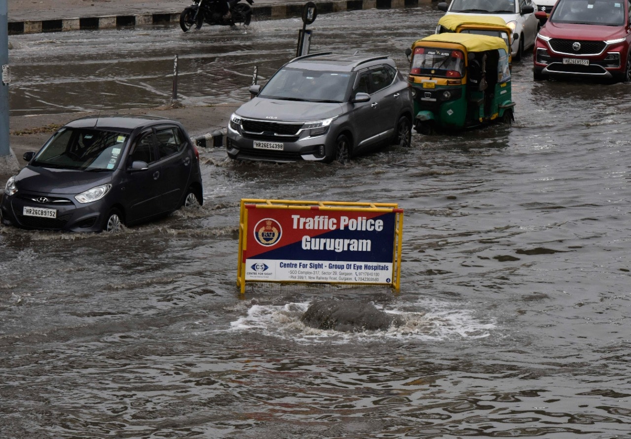 During the monsoon season, protection and regular cleanliness of cars has become an important factor. (Vipin Kumar/HT file photo)