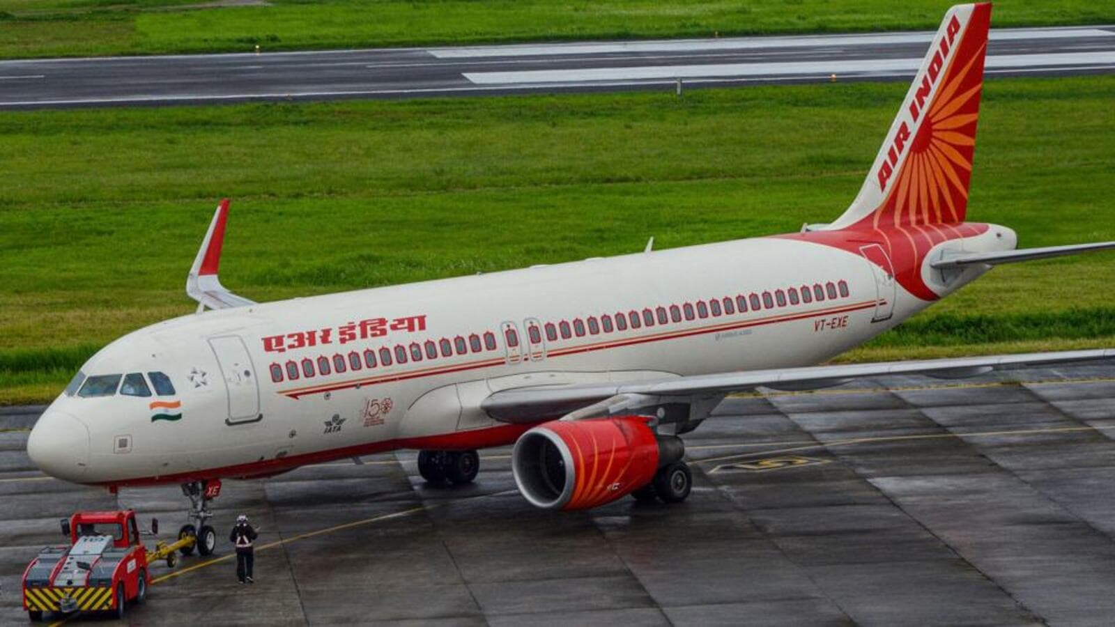 Chaos erupts after Delhi-London Air India flight delayed by 3 hours, DGCA  warns | Latest News India - Hindustan Times