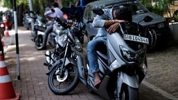 Um homem dorme em sua bicicleta enquanto espera em uma fila para comprar gasolina perto de um posto de combustível, em meio à crise econômica do país, em Colombo, Sri Lanka.